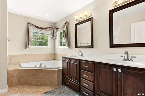 Bath - 11517 N Dunmore Dr, Dunlap, IL 61525 photo 2 of 5