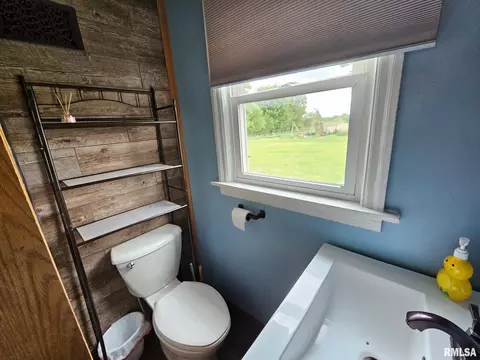 Bath - 4518 S Hammerich Rd, Mapleton, IL 61547 photo 1 of 1