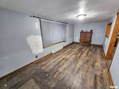 Living - 4518 S Hammerich Rd, Mapleton, IL 61547 photo 2 of 5