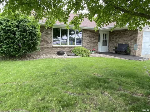 Exterior - 1547 E Myrtle St, Canton, IL 61520 photo 1 of 3