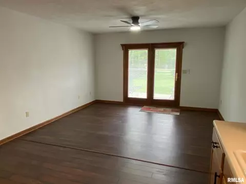 Living - 1547 E Myrtle St, Canton, IL 61520 photo 4 of 5