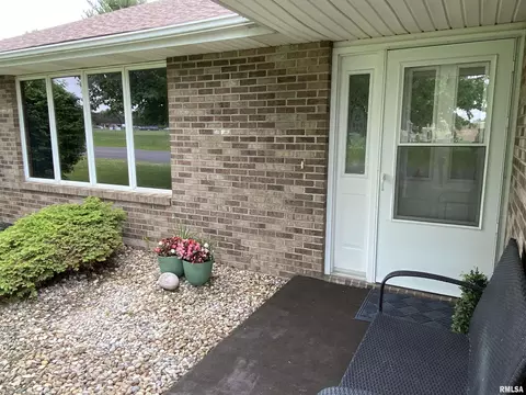 1547 E Myrtle St, Canton, IL 61520