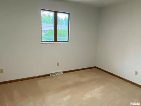 Bedroom - 1547 E Myrtle St, Canton, IL 61520 photo 1 of 4