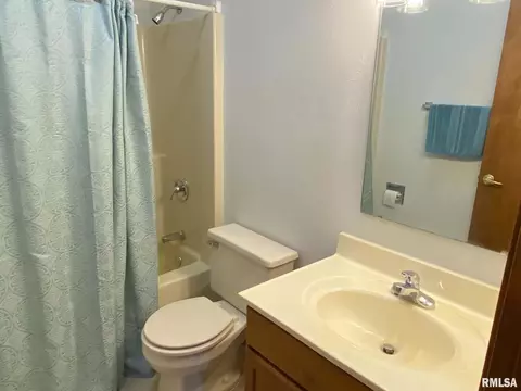 Bath - 1547 E Myrtle St, Canton, IL 61520 photo 1 of 2