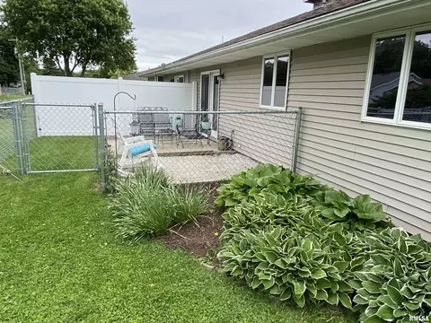 Exterior - 1547 E Myrtle St, Canton, IL 61520 photo 2 of 3