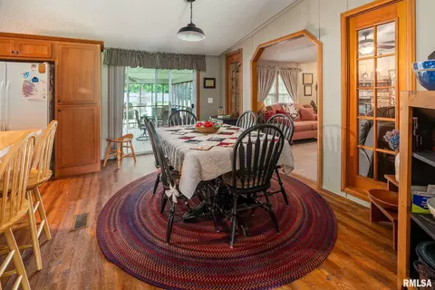 Dining - 1380 Woolard Rd, Eldorado, IL 62930 photo 1 of 2