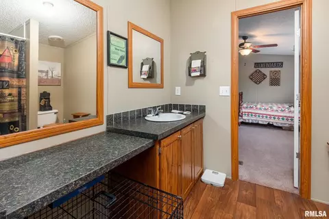 Bath - 1380 Woolard Rd, Eldorado, IL 62930 photo 5 of 7