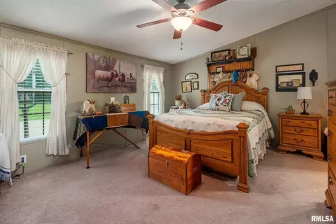Bedroom - 1380 Woolard Rd, Eldorado, IL 62930 photo 1 of 5