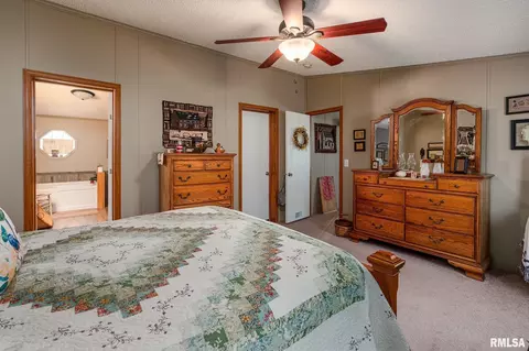 Bedroom - 1380 Woolard Rd, Eldorado, IL 62930 photo 2 of 5