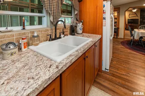 Kitchen - 1380 Woolard Rd, Eldorado, IL 62930 photo 3 of 5