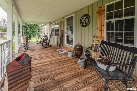 Exterior - 1380 Woolard Rd, Eldorado, IL 62930 photo 2 of 7