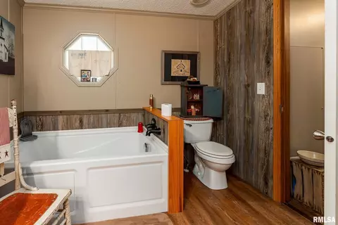 Bath - 1380 Woolard Rd, Eldorado, IL 62930 photo 4 of 7