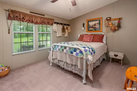 Bedroom - 1380 Woolard Rd, Eldorado, IL 62930 photo 3 of 5