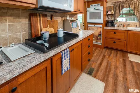 Kitchen - 1380 Woolard Rd, Eldorado, IL 62930 photo 4 of 5