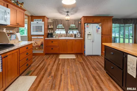 Kitchen - 1380 Woolard Rd, Eldorado, IL 62930 photo 2 of 5