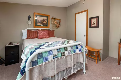 Bedroom - 1380 Woolard Rd, Eldorado, IL 62930 photo 4 of 5