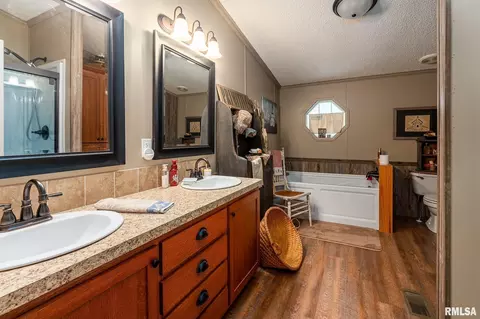 Bath - 1380 Woolard Rd, Eldorado, IL 62930 photo 1 of 7