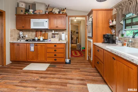 Kitchen - 1380 Woolard Rd, Eldorado, IL 62930 photo 5 of 5