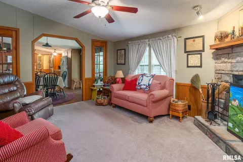 Living - 1380 Woolard Rd, Eldorado, IL 62930 photo 5 of 5