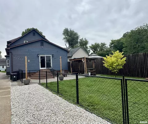 Exterior - 388 W Maple St, Canton, IL 61520 photo 6 of 9