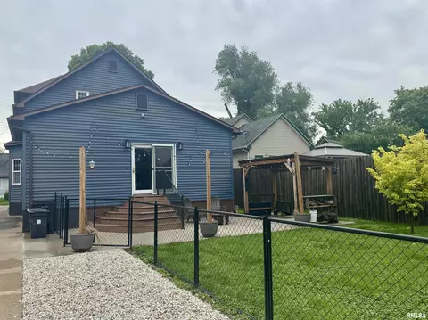Exterior - 388 W Maple St, Canton, IL 61520 photo 5 of 9