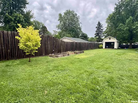 Exterior - 388 W Maple St, Canton, IL 61520 photo 7 of 9