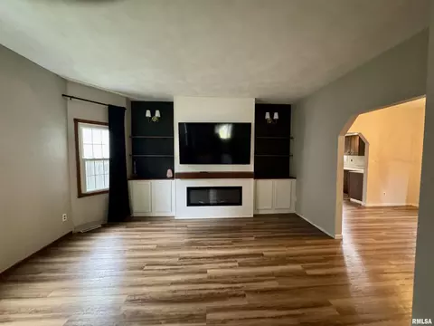 Living - 388 W Maple St, Canton, IL 61520 photo 1 of 4