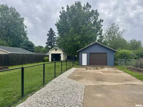 Exterior - 388 W Maple St, Canton, IL 61520 photo 8 of 9