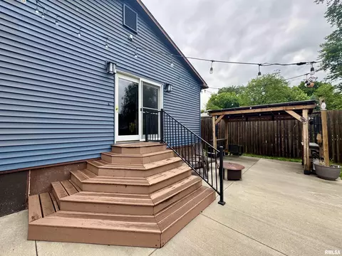 Exterior - 388 W Maple St, Canton, IL 61520 photo 4 of 9