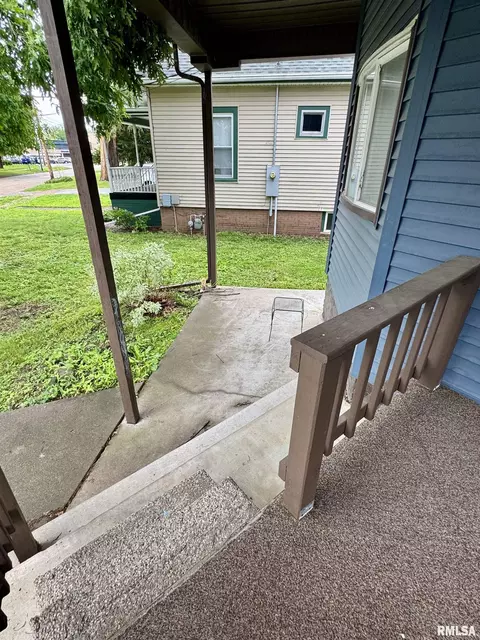 Exterior - 388 W Maple St, Canton, IL 61520 photo 3 of 9