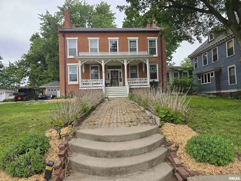 239 W Chestnut St, Canton, IL 61520
