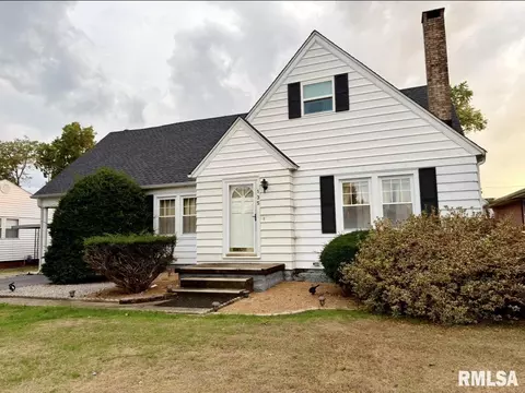 135 10th St, Carmi, IL 62821