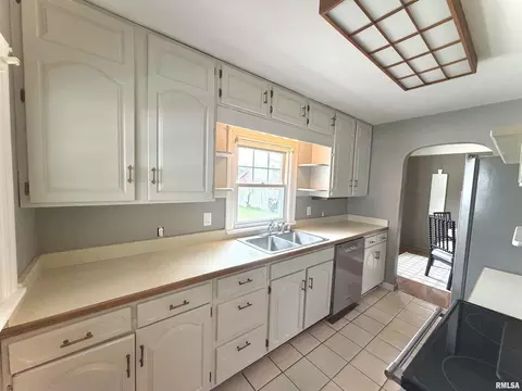 Kitchen - 135 10th St, Carmi, IL 62821 photo 3 of 5