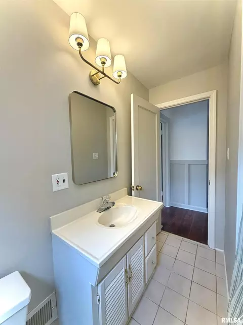 Bath - 135 10th St, Carmi, IL 62821 photo 1 of 2