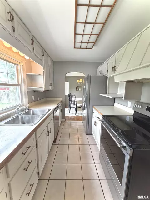 Kitchen - 135 10th St, Carmi, IL 62821 photo 1 of 5