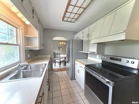 Kitchen - 135 10th St, Carmi, IL 62821 photo 2 of 5