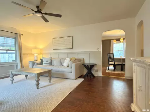 Living - 135 10th St, Carmi, IL 62821 photo 2 of 4