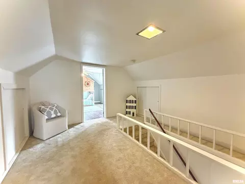 Entry Way - 135 10th St, Carmi, IL 62821 photo 3 of 5
