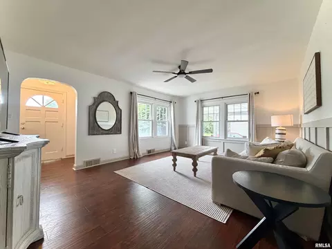Living - 135 10th St, Carmi, IL 62821 photo 1 of 4