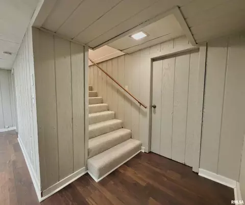 Entry Way - 135 10th St, Carmi, IL 62821 photo 5 of 5