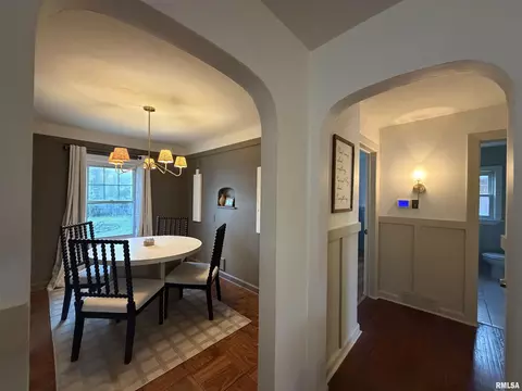 Entry Way - 135 10th St, Carmi, IL 62821 photo 1 of 5