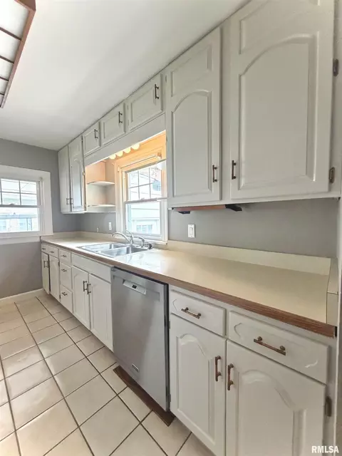Kitchen - 135 10th St, Carmi, IL 62821 photo 5 of 5