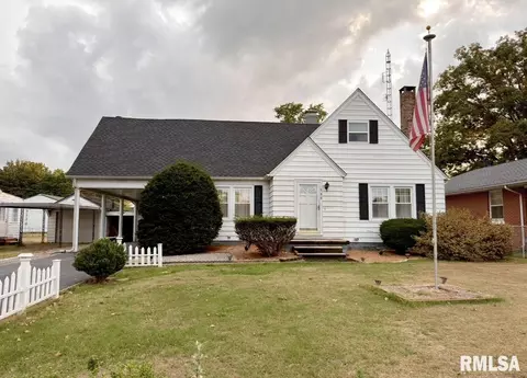 Exterior - 135 10th St, Carmi, IL 62821 photo 2 of 5