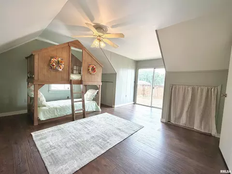 Bedroom - 135 10th St, Carmi, IL 62821 photo 7 of 9