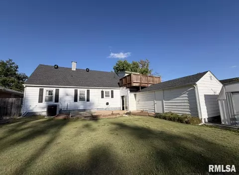 Exterior - 135 10th St, Carmi, IL 62821 photo 5 of 5