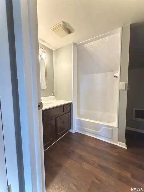 Bath - 135 10th St, Carmi, IL 62821 photo 2 of 2