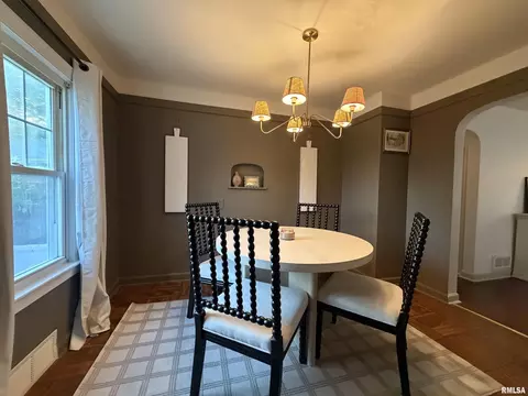 Dining - 135 10th St, Carmi, IL 62821 photo 1 of 2