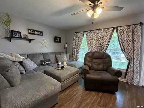Living - 130 Richmond Rd, Macomb, IL 61455 photo 2 of 2