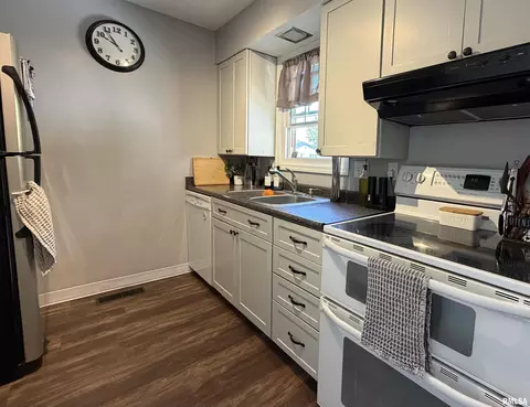 Kitchen - 130 Richmond Rd, Macomb, IL 61455 photo 2 of 3