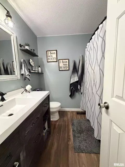 Bath - 130 Richmond Rd, Macomb, IL 61455 photo 2 of 3